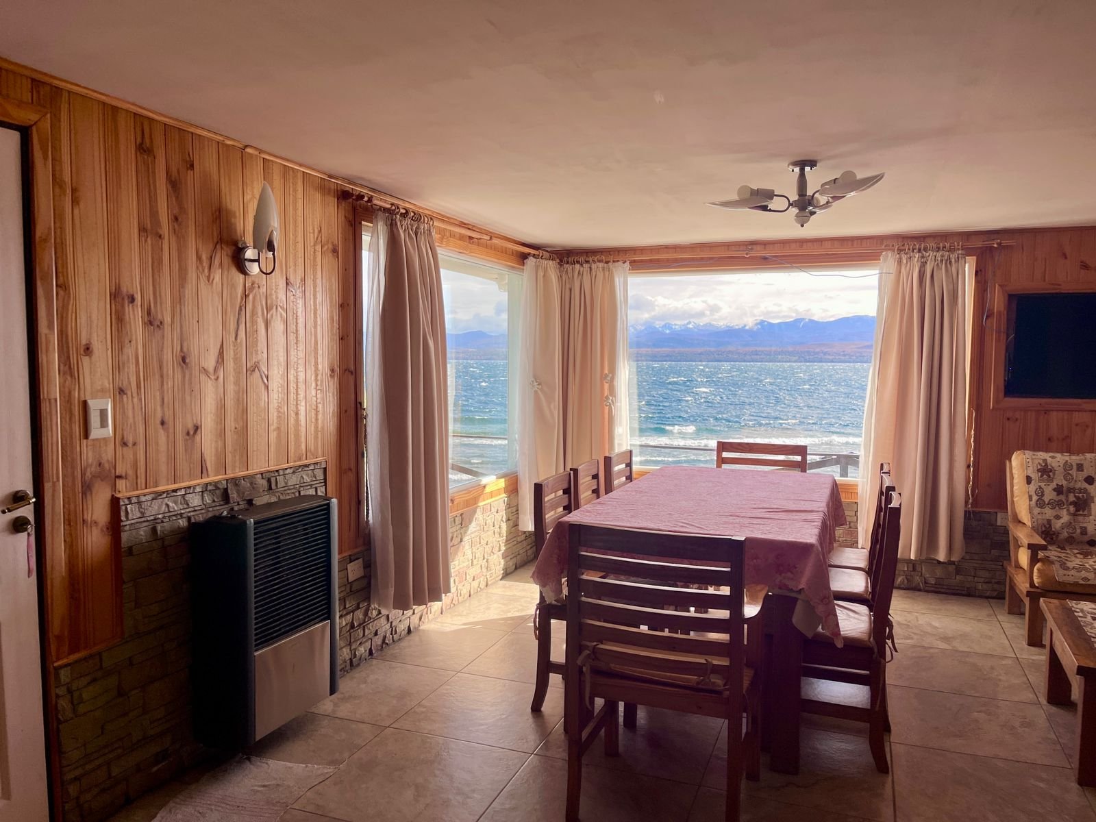 Conjunto de casas con costa de Lago Nahuel Huapi